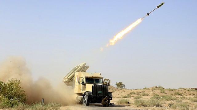 Militärfahrzeug schiesst eine Rakete ab Militärfahrzeug schiesst eine Rakete ab