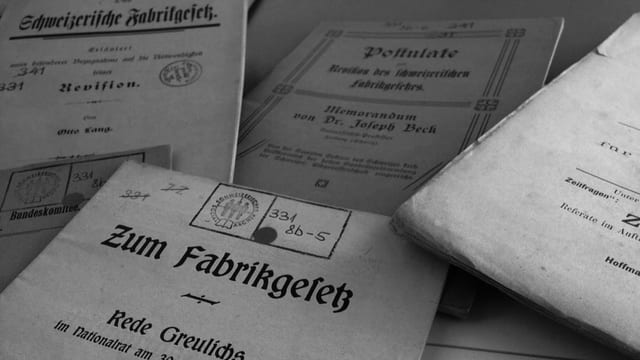 Verschiedene alte Dokumente mit Bibliiotheksstempel. Verschiedene alte Dokumente mit Bibliiotheksstempel.