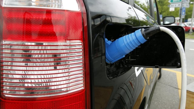 Elektroauto wird aufgeladen Elektroauto wird aufgeladen