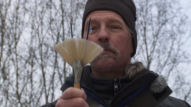Ritual mit Pinsel und Räucherstäbchen: Schamane Charles Rüttimann Ritual mit Pinsel und Räucherstäbchen: Schamane Charles Rüttimann