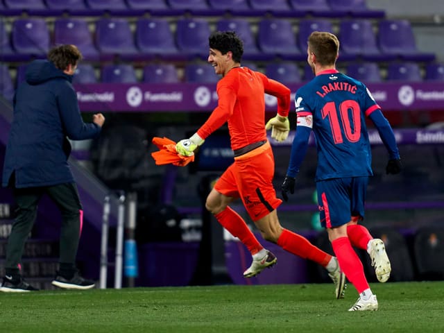 Sevilla-Goalie Bono freut sich über sein spätes Tor.
