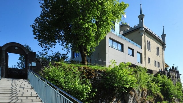 Blick auf das Ausflugsrestaurant mit Treppe im Vordergrund Blick auf das Ausflugsrestaurant mit Treppe im Vordergrund