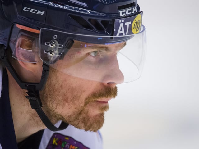 Anssi Salmela mit Helm in Grossaufnahme. Anssi Salmela mit Helm in Grossaufnahme.