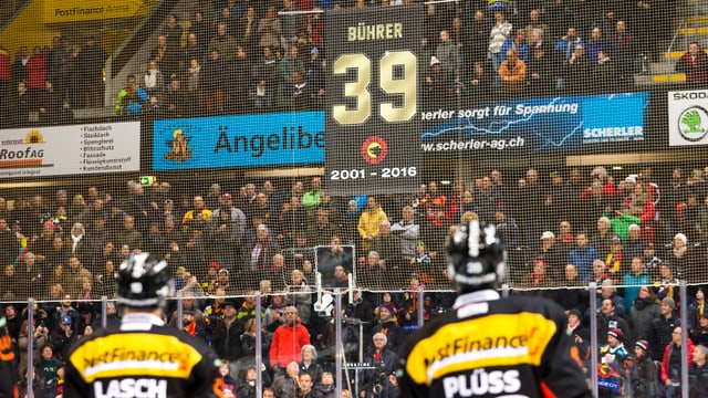 Bührers Trikot wird unter das Hallendach gezogen. Bührers Trikot wird unter das Hallendach gezogen.
