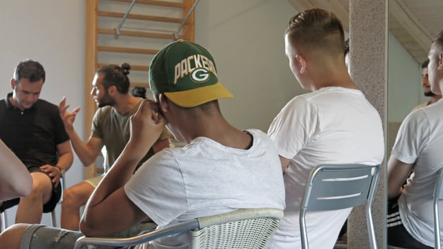 Jugendliche sitzen im Kreis Jugendliche sitzen im Kreis