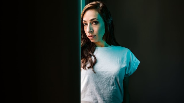 Carol Schuler mit einem weissen T-Shirt vor dunklem Hintergrund. Carol Schuler mit einem weissen T-Shirt vor dunklem Hintergrund.