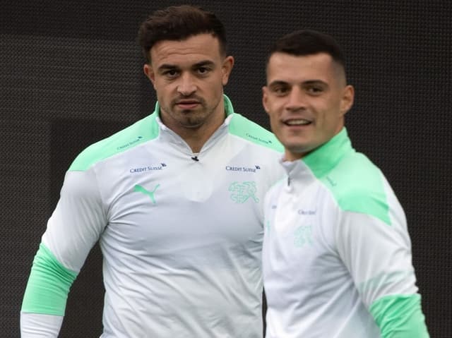 Xherdan Shaqiri (links) von Liverpool und Granit Xhaka von Arsenal im Training der Nationalmannschaft Xherdan Shaqiri (links) von Liverpool und Granit Xhaka von Arsenal im Training der Nationalmannschaft