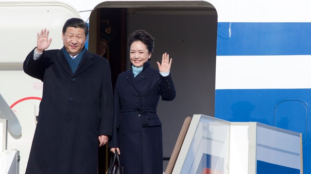 Xi und Peng beim Flugzeugausgang. Xi und Peng beim Flugzeugausgang.