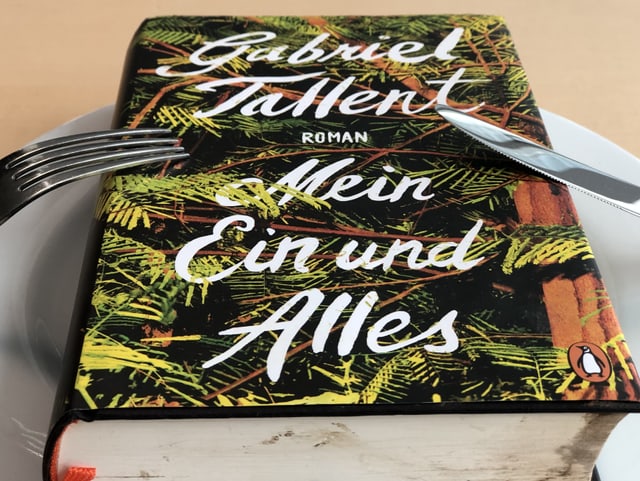«Mein Ein und Alles» auf einem weissen Teller, Messer und Gabel am Tellerrand aufgestellt. «Mein Ein und Alles» auf einem weissen Teller, Messer und Gabel am Tellerrand aufgestellt.