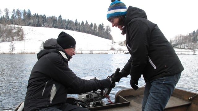 zwei Menschen auf einem Boot zwei Menschen auf einem Boot