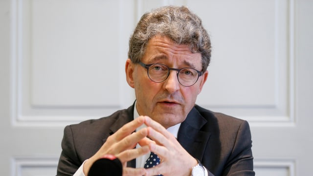 Porträtaufnahme von Heinz Brand vor einem Mikrofon Porträtaufnahme von Heinz Brand vor einem Mikrofon