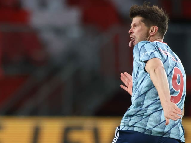 Routinier Klaas-Jan Huntelaar schiesst Ajax zum Sieg. Routinier Klaas-Jan Huntelaar schiesst Ajax zum Sieg.