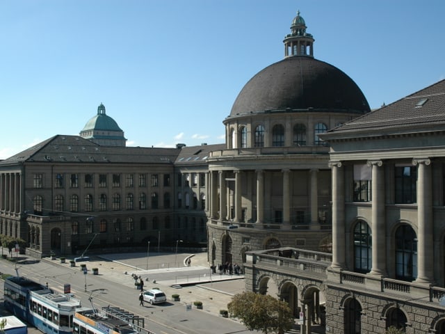 Das Hauptgebäude der ETH Zürich. Das Hauptgebäude der ETH Zürich.