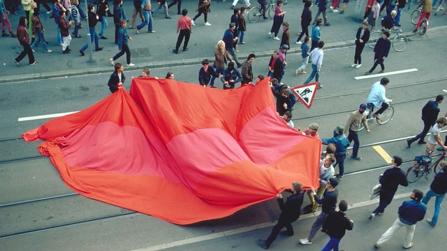 Ab einem Balkon fotografierte Olivia Heussler eine Demo gegen die Wohnungsnot. Ab einem Balkon fotografierte Olivia Heussler eine Demo gegen die Wohnungsnot.