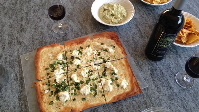 Ein vegetarischer Flammkuchen steht auf einem Tisch. Ein vegetarischer Flammkuchen steht auf einem Tisch.
