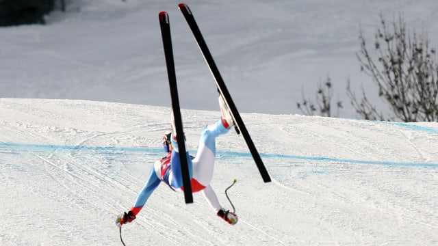 Ein Skifahrer stürzt. Ein Skifahrer stürzt.