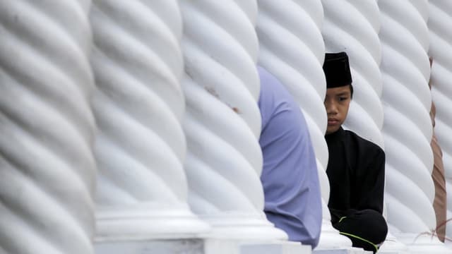 Junge hinter einer Säule einer Moschee Junge hinter einer Säule einer Moschee