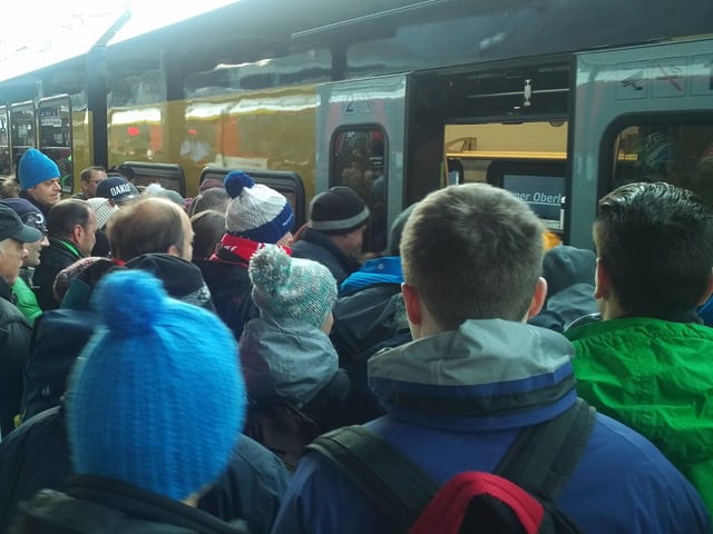Volles Perron, viele Menschen wollen in Zug einsteigen