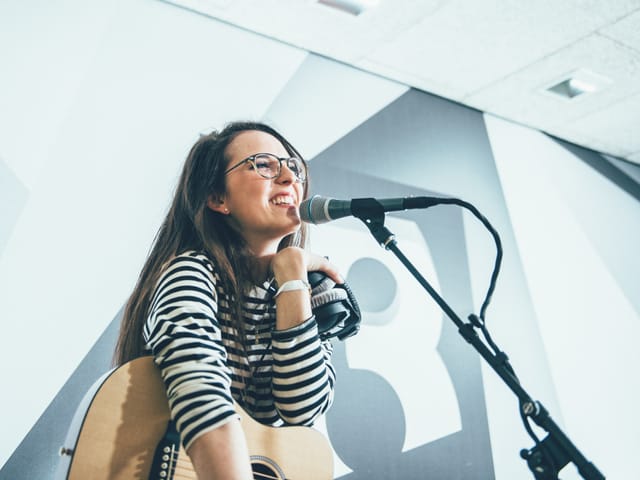 Veronica Fusaro: Die Singer-Songwriterin aus Thun wagte sich an «Hemmige» von Mani Matter.