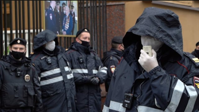 Polizist mit Sprechanlage für Megafon in der Hand. Polizist mit Sprechanlage für Megafon in der Hand.