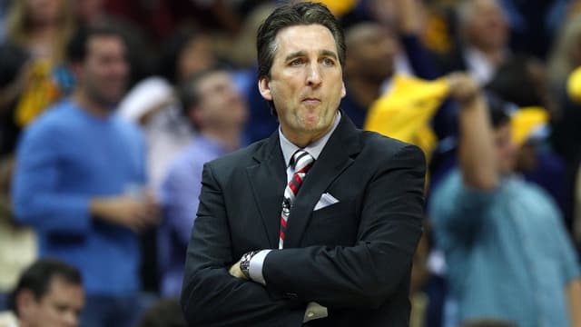 Vinny Del Negro mit verschränkten Armen am Spielfeldrand. Vinny Del Negro mit verschränkten Armen am Spielfeldrand.