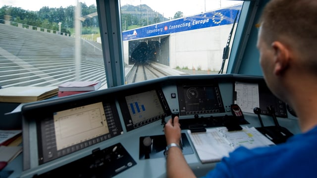 Sicht aus einer Lokomotive auf den Simplontunnel. Sicht aus einer Lokomotive auf den Simplontunnel.