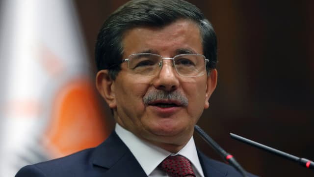 Der türkische Premierminister Ahmet Davutoglu vor Mikrofon Der türkische Premierminister Ahmet Davutoglu vor Mikrofon