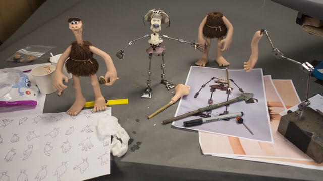 Auf einem Tisch stehen Drahtgestelle, aus denen Man die Figuren formt. Auf einem Tisch stehen Drahtgestelle, aus denen Man die Figuren formt.