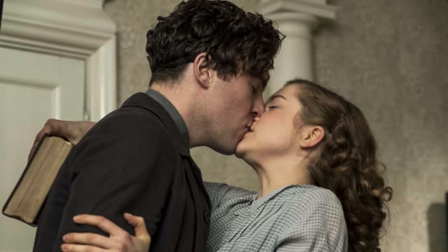 Frau und Mann küssen sich Frau und Mann küssen sich
