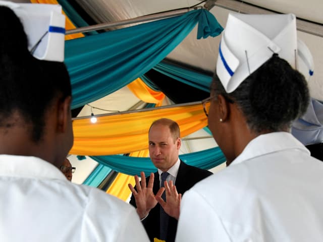 William besucht eine Covid-Station in Naussau, Bahamas