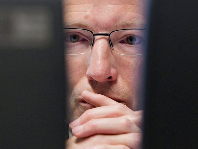 Matthias Kamber hinter zwei Monitoren. Matthias Kamber hinter zwei Monitoren.