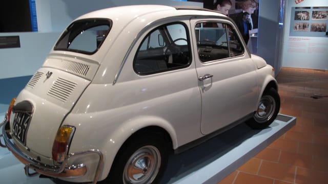 Alter weisser Fiat (Cinquecento) in einer Ausstellung Alter weisser Fiat (Cinquecento) in einer Ausstellung