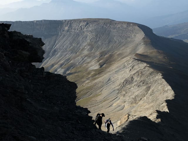 Ein Paar vor hochalpinem Sommerpanorama (Aufstieg auf den Piz Dolf) Ein Paar vor hochalpinem Sommerpanorama (Aufstieg auf den Piz Dolf)