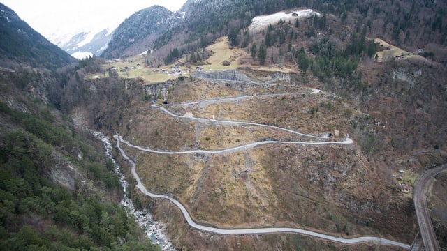 Eine steile Strasse schlängelt sich einen berg hinauf. Eine steile Strasse schlängelt sich einen berg hinauf.