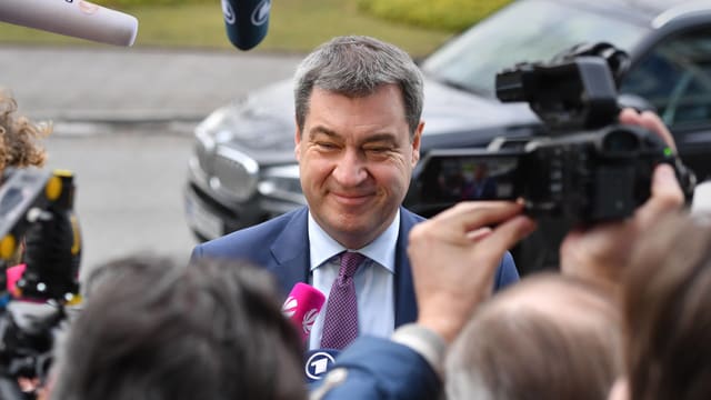 Söder umringt von Journalisten. Er lacht. Söder umringt von Journalisten. Er lacht.