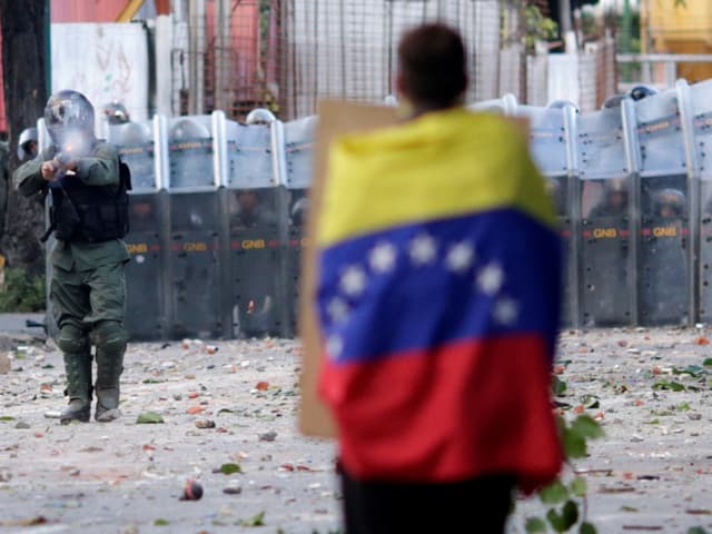 Demonstrant in Caracas mit Venezuela-Flagge Demonstrant in Caracas mit Venezuela-Flagge