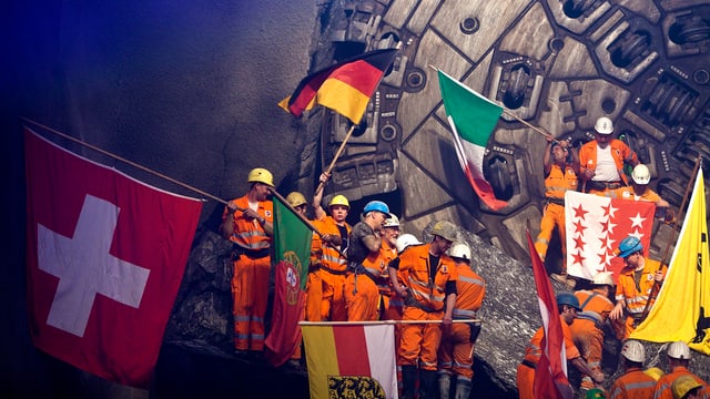 Mineure feiern nach dem 2. Hauptdurchschlag im Gotthardbasistunnel in Sedrun (2011) Mineure feiern nach dem 2. Hauptdurchschlag im Gotthardbasistunnel in Sedrun (2011)