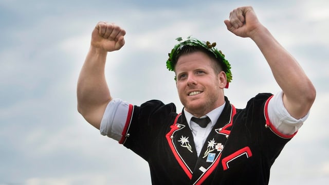Matthias Glarner mit dem eidgenössischen Kranz. Matthias Glarner mit dem eidgenössischen Kranz.