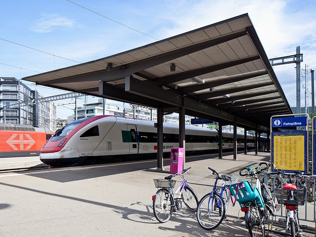 Ein Zug fährt im Bahnhof Baden ein. Ein Zug fährt im Bahnhof Baden ein.