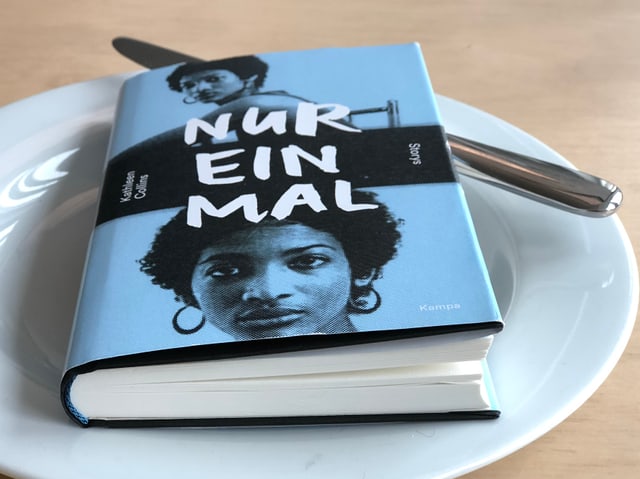 Der Sammelband «Nur einmal» mit Kurzgeschichten von Kathleen Collins liegt auf einem weissen Teller Der Sammelband «Nur einmal» mit Kurzgeschichten von Kathleen Collins liegt auf einem weissen Teller
