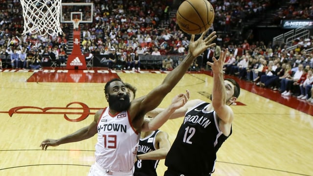 James Harden (links). James Harden (links).
