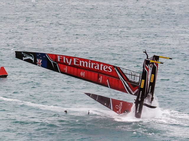 Team New Zealand steckt vorne ein.