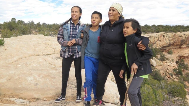 Tara Benally mit ihren drei jüngsten Kindern. Tara Benally mit ihren drei jüngsten Kindern.