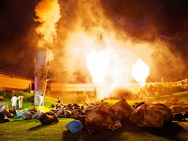 Explosion mit Stichflamme auf der Bühen. Explosion mit Stichflamme auf der Bühen.