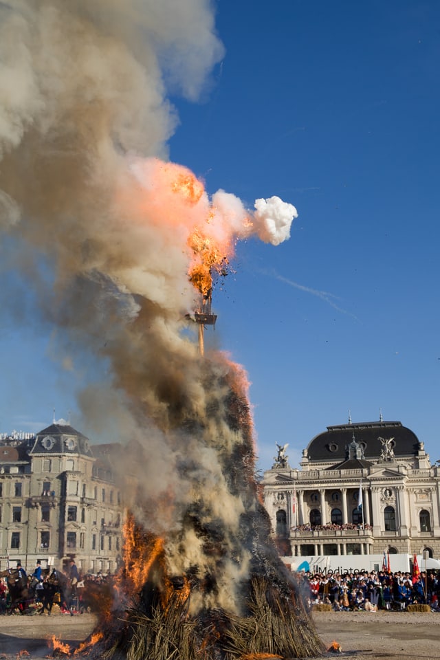 Der Böögg steht in Vollbrand auf seinem Scheiterhaufen Der Böögg steht in Vollbrand auf seinem Scheiterhaufen