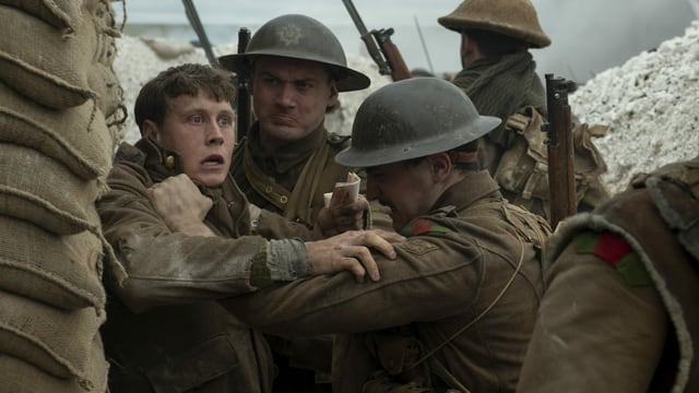 Britische Soldaten geraten im Schützengraben aneinander. Britische Soldaten geraten im Schützengraben aneinander.