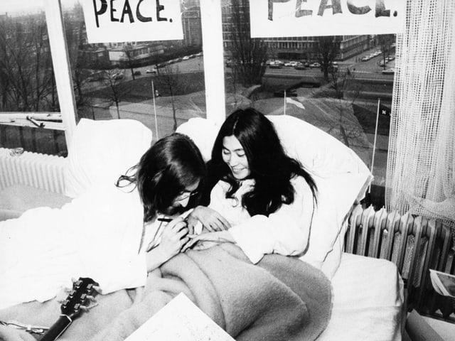 John Lennon und Yoko Ono im Bett. John Lennon und Yoko Ono im Bett.