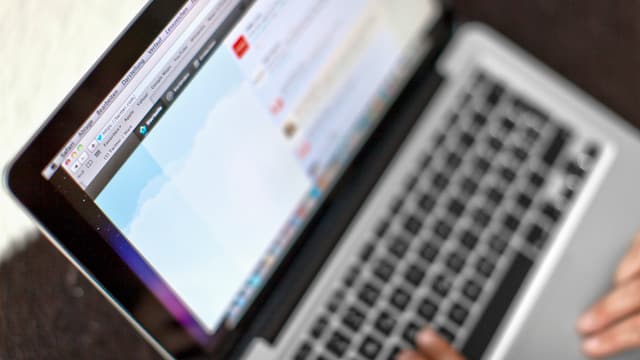 Ein aufgeklappter Laptop Ein aufgeklappter Laptop