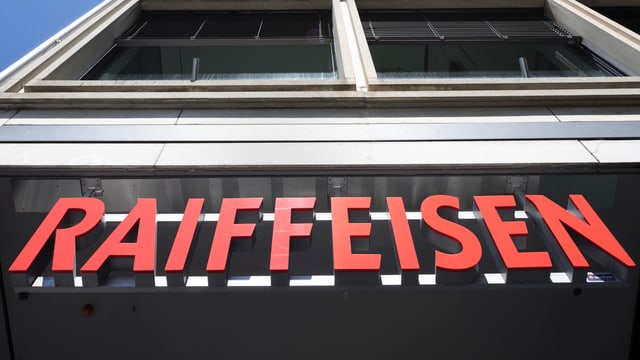 Raiffeisen-Logo an Gebäude von unten Raiffeisen-Logo an Gebäude von unten