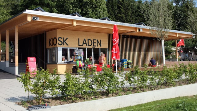 Neubau aus Holz, angeschrieben mit Kiosk Laden Neubau aus Holz, angeschrieben mit Kiosk Laden